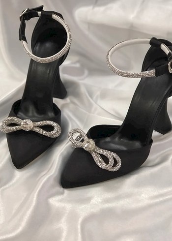 Siyah Yılan Derisi Desenli Tokalı Stiletto