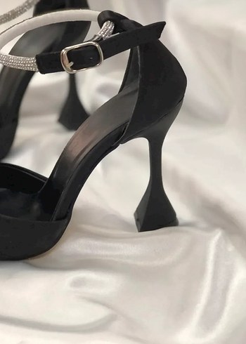 35,5 Beden siyah Renk Siyah Yılan Derisi Desenli Tokalı Stiletto