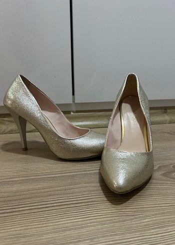 Altın Renkli Stiletto Topuklu Kadın Ayakkabı