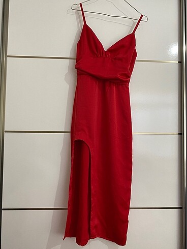 Zara Kırmızı saten yırtmaçlı elbise