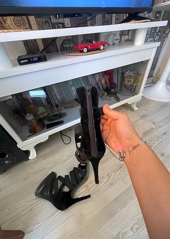 Diğer Siyah Lastik Detaylı İnce Topuklu Kadın Ayakkabı