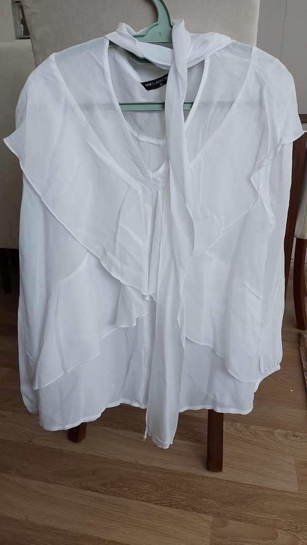 Beyaz Dökümlü kumaştan V Yakalı Salaş Kadın Bluz - Görsel 2