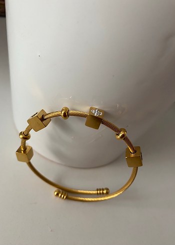 Diğer Minimalist Altın Renkli Tokalı Bilezik