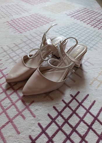 Zara Sikligin İnce İpcikleri Bej Slingback Topuklu