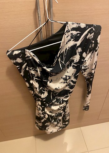 Kadın Siyah Beyaz Bağlama Desenli Tek kol elbise - Görsel 4