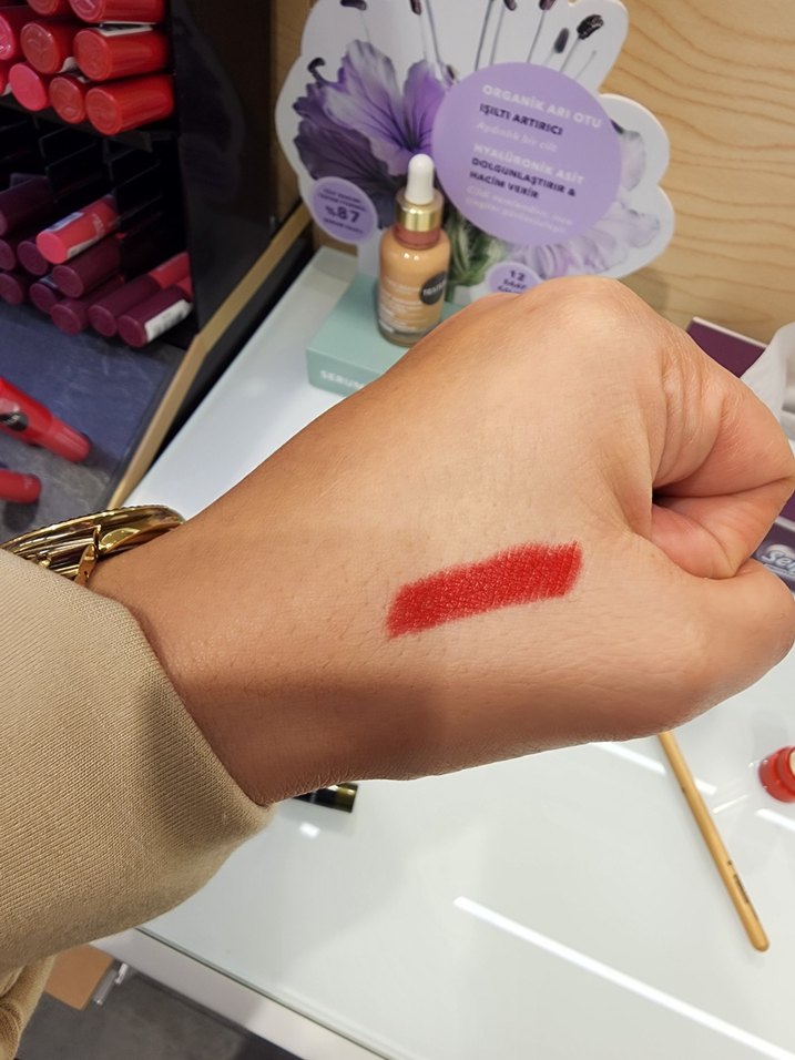 Yoğun Renkli Mat Kırmızı Ruj - 3.7 g - Görsel 3