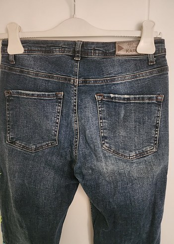 Nakışlı, düğmeli, bol kesim koyu mavi kot pantolon - Görsel 4