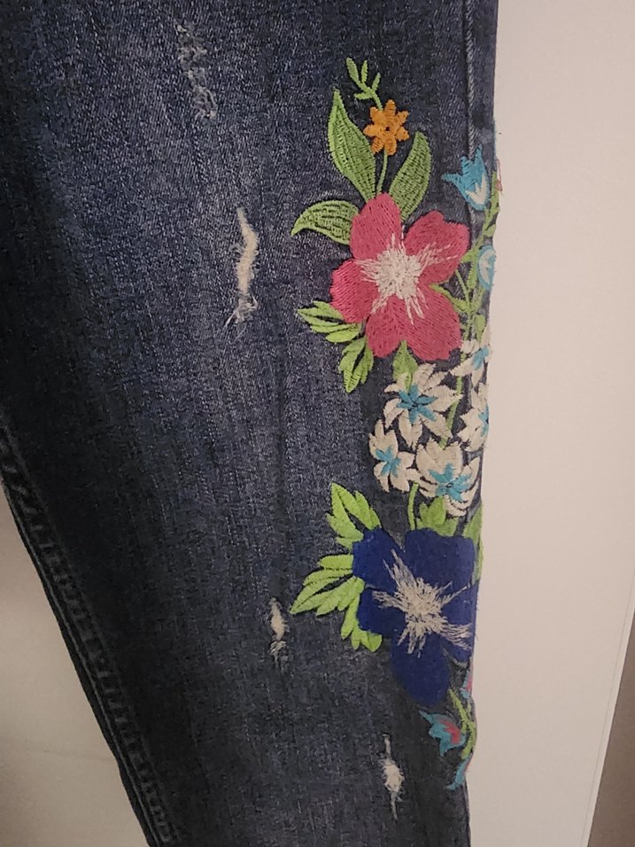 Nakışlı, düğmeli, bol kesim koyu mavi kot pantolon - Görsel 2