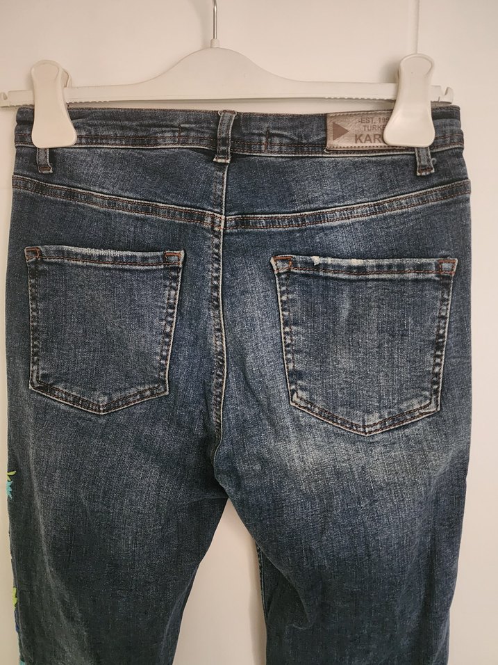 Nakışlı, düğmeli, bol kesim koyu mavi kot pantolon - Görsel 4