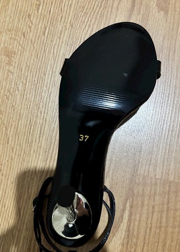 Parlak Siyah Yılan Desenli Topuklu Ayakkabı - Görsel 4