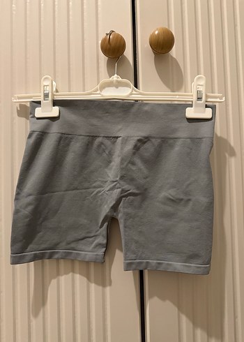 Gri mini spor şortu