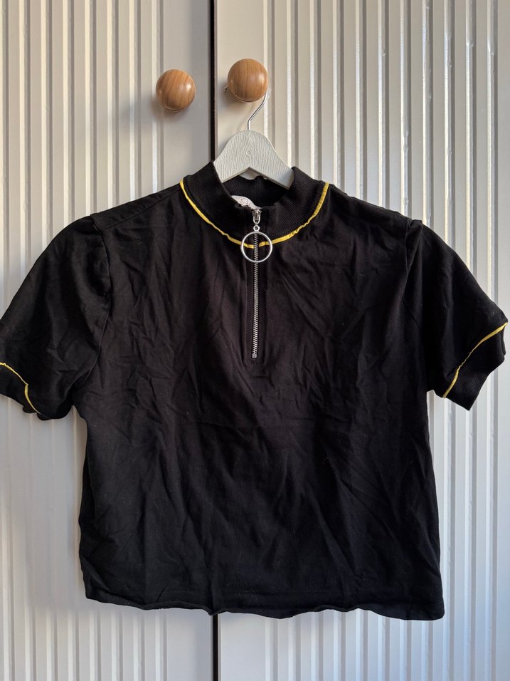 Kısa Kollu Siyah Crop Top - Görsel 3