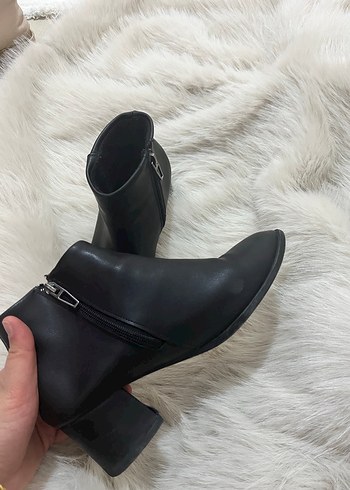 Siyah Deri Topuklu Kadın Bot - Görsel 3