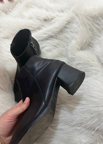 Siyah Deri Topuklu Kadın Bot - Görsel 2