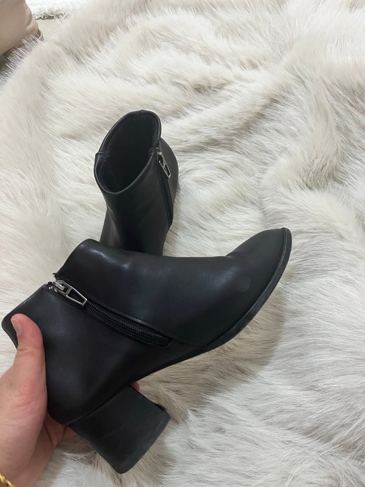 Siyah Deri Topuklu Kadın Bot - Görsel 3