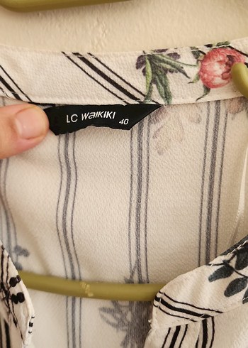 LC Waikiki Çiçekli Bohem V Yaka Kısa Kollu Gömlek