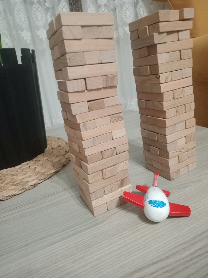 Beyaz Ahşap Bloklar ve Oyuncak Uçak - Görsel 2