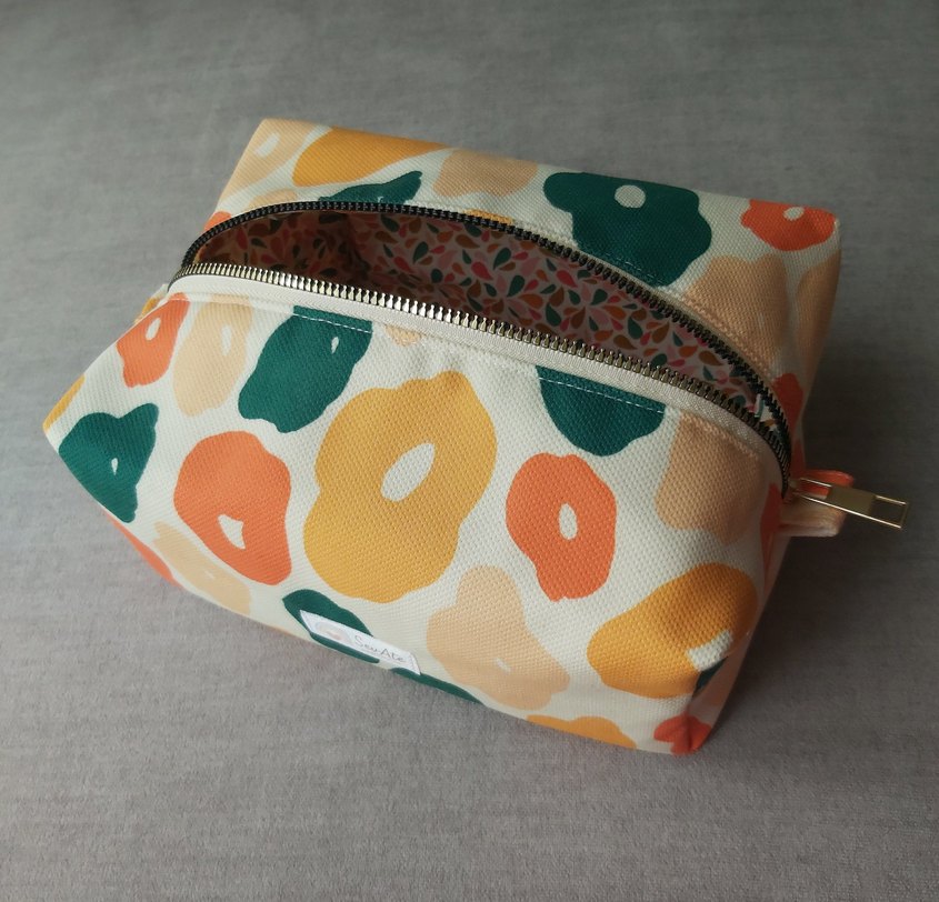 Hoş Çiçek Desenli Fermuarlı Kadın Büyük Boy Makyaj Çantası - Görsel 4