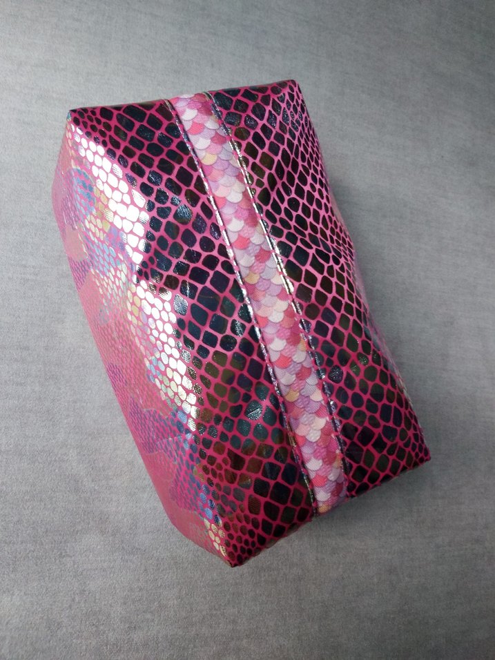 Fuya Renk Holografik Yılan Desenli Kadın Makyaj Çantası-Premium - Görsel 4