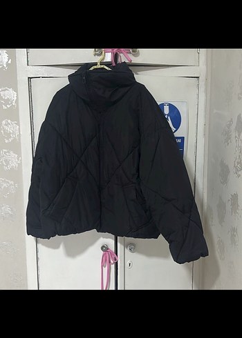 Siyah Yüksek Yakalı Fermuarlı Kadın Mont