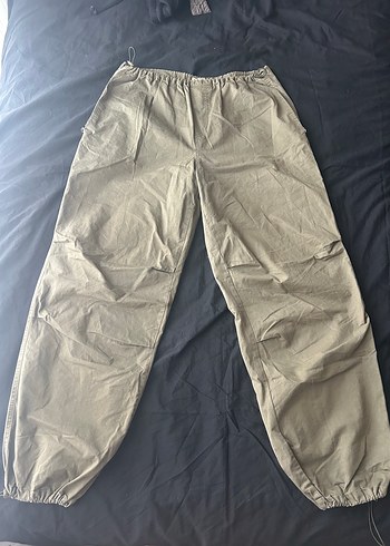 Stradivarius kadın haki yeşili paraşüt pantolon