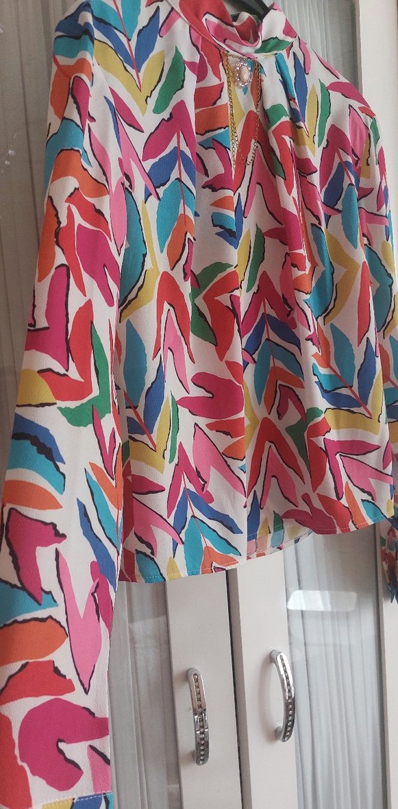 Renkli Desenli Yüksek Yakalı Kadın Gömlek - Görsel 3