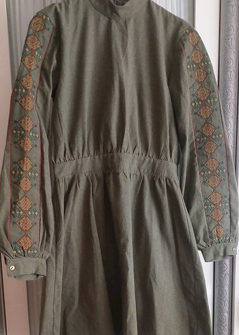 Nakışlı haki yeşili elbise - Görsel 2