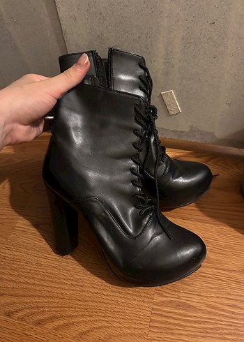 Kadın Siyah Deri Gotik Stiletto Bot