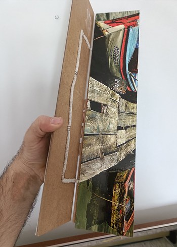 Gri Tonlarda Tekne ve İskelesi Tablosu - Görsel 5