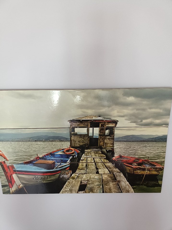 Gri Tonlarda Tekne ve İskelesi Tablosu - Görsel 3