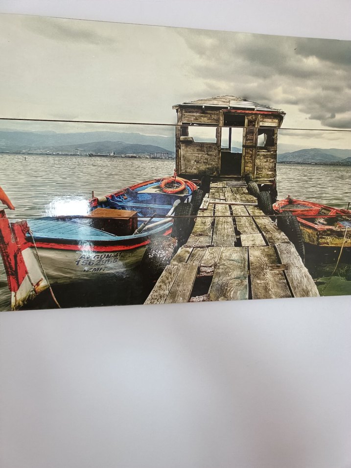 Gri Tonlarda Tekne ve İskelesi Tablosu - Görsel 2