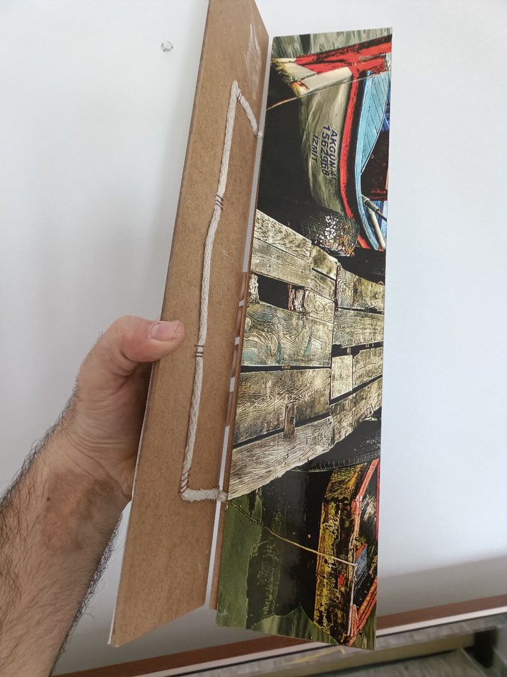 Gri Tonlarda Tekne ve İskelesi Tablosu - Görsel 5