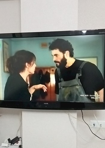 Vestel 127 ekran siyah duvara askılı televizyon