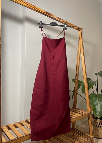 Bordo Sırtı Çapraz Askılı Midi Boy Elbise
