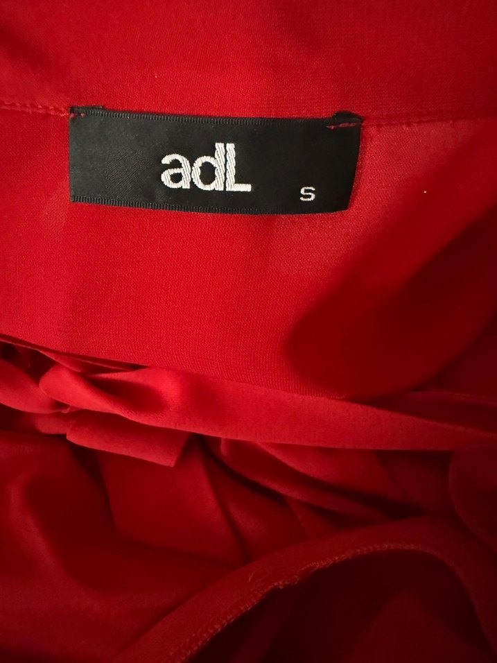 Kırmızı Parlak Düğmeli Bluzu - Görsel 4