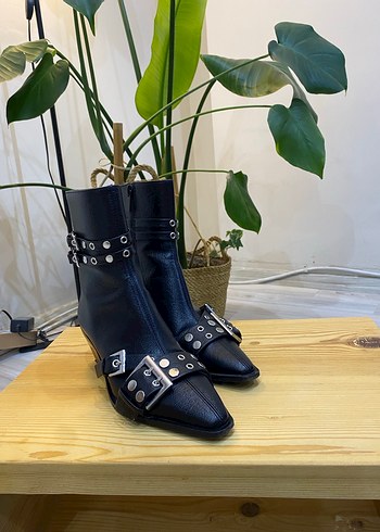 35 Beden Kemerli Siyah Yılan Desenli Gotik Kadın Bot