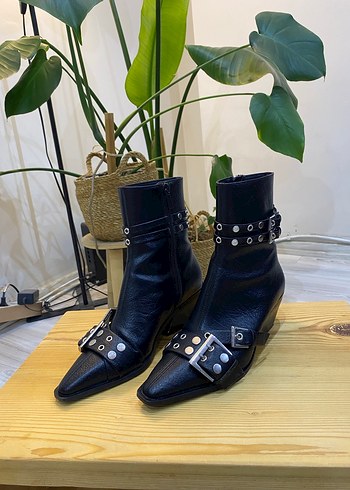 Stradivarius Kemerli Siyah Yılan Desenli Gotik Kadın Bot