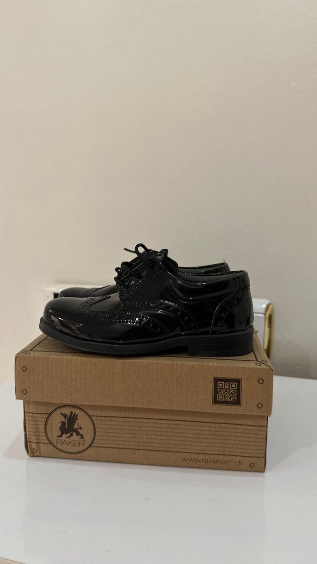 Koyu Siyah Parlak Erkek Çocuk Özel Ayakkabı - Görsel 2