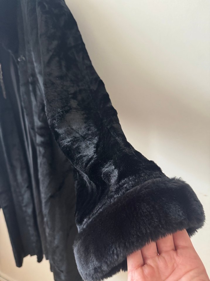 Uzun Siyah Süet Kürk Detaylı Kadın Kaban - Görsel 4