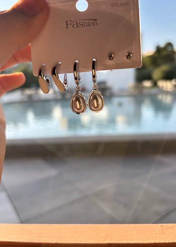 Diğer Zincir Detaylı Mini Beyaz Küpeler