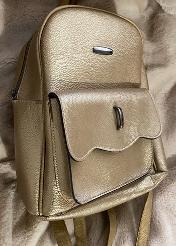 Altın renkli deri kadın sırt çantası - Görsel 2