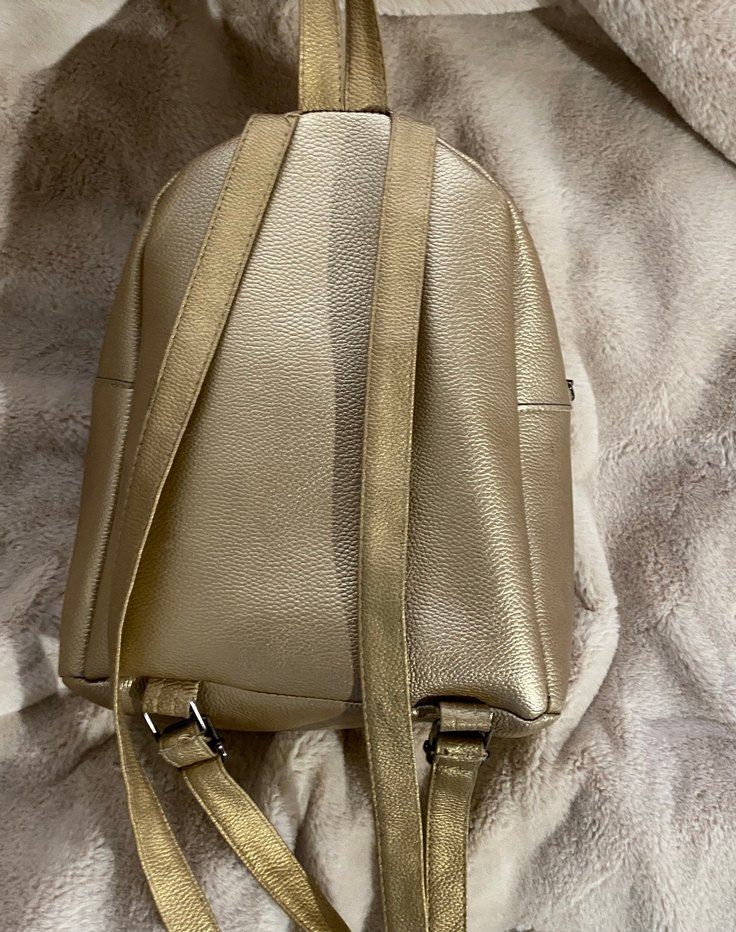 Altın renkli deri kadın sırt çantası - Görsel 3