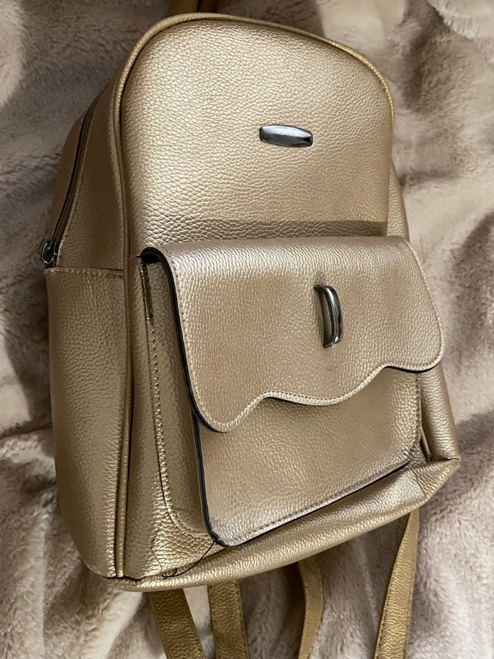 Altın renkli deri kadın sırt çantası - Görsel 2