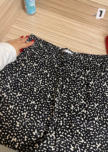 Siyah desenli saten pantplon - Görsel 2