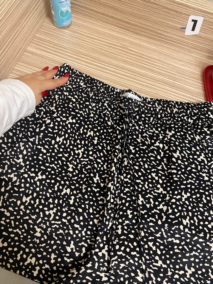 Siyah desenli saten pantplon - Görsel 2