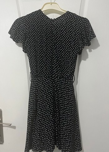 s Beden Puantiye Desenli Mini Fırfırlı şortlu V Yaka Elbise