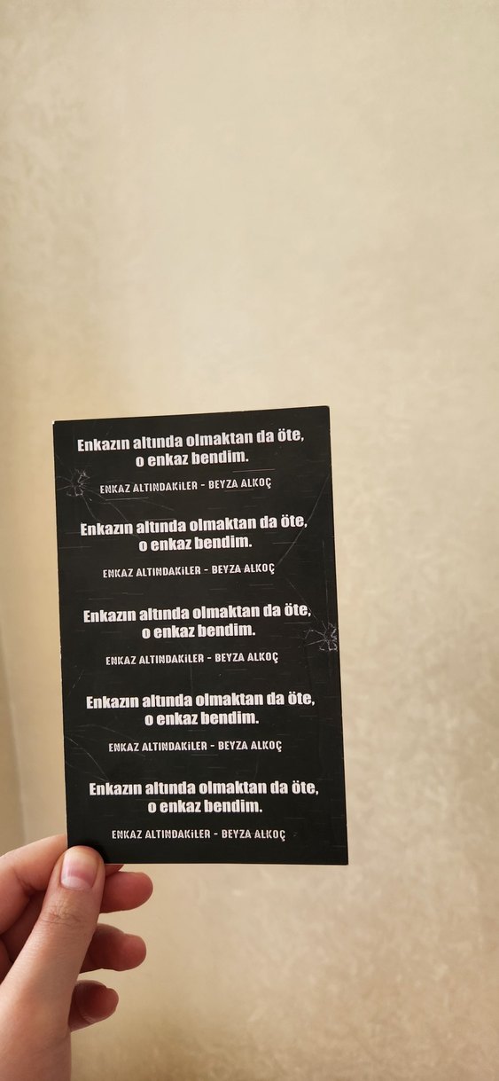 Enkaz Altındakiler - Beyza Alkoç ciltli + posterli + ayraçlı - Görsel 5