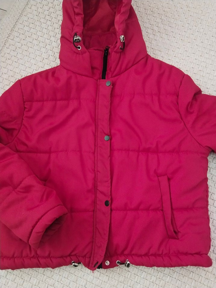 Kirmizi Kapüşonlu Kadın mont - Görsel 2