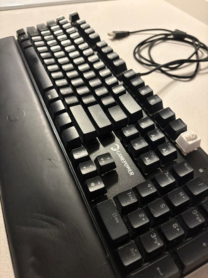 Siyah mekanik klavye ve bilek desteği - Görsel 3