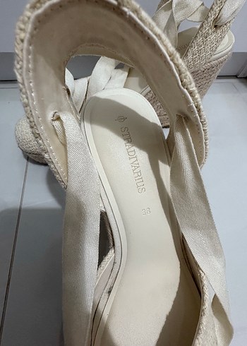 38 Beden Stradivarius Dolgu Topuklu Ayakkabı